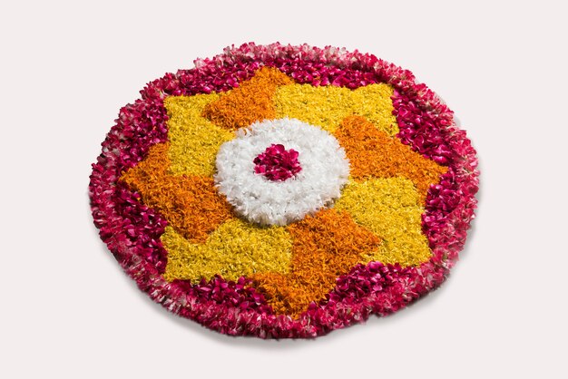 Rangoli di fiori per Diwali o Pongal o qualsiasi festival indù con fiori di calendula o zendu e petali di rose rosse, messa a fuoco selettiva