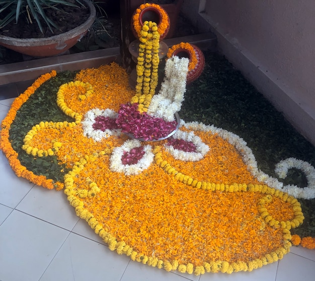 Rangoli floreali a casa rangoli realizzati con fiori rangoli floreali decori indiani Diwali decor