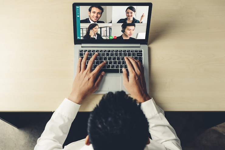 Photo rapat panggilan video pebisnis di tempat kerja virtual atau kantor jarak jauh
