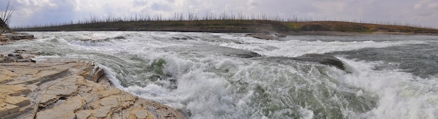 Rapide rocciose su un fiume del nord