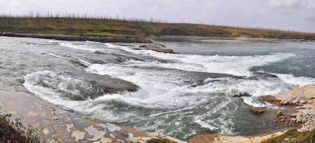 Rapide rocciose su un fiume del nord