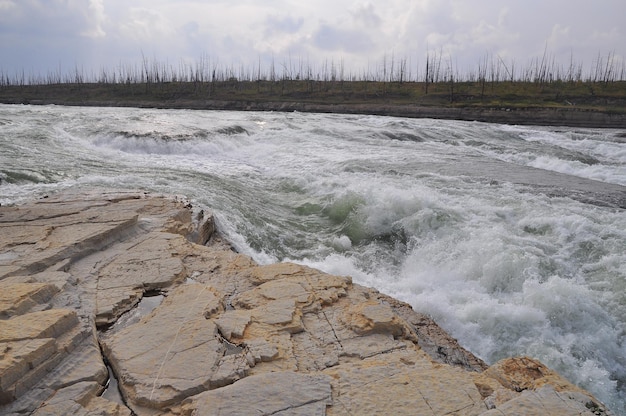 Rapide turbolente sul fiume