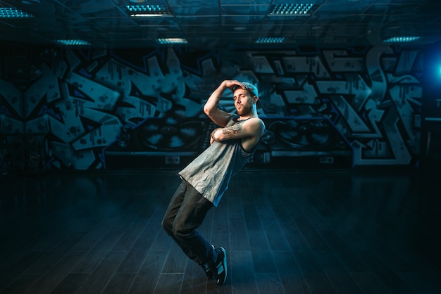 Rapper maschio in studio di danza, performer rap. Stile di ballo urbano moderno