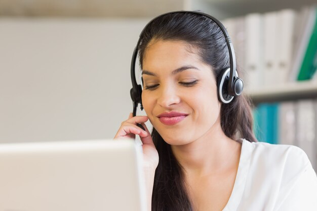 Rappresentante del call center tramite auricolare