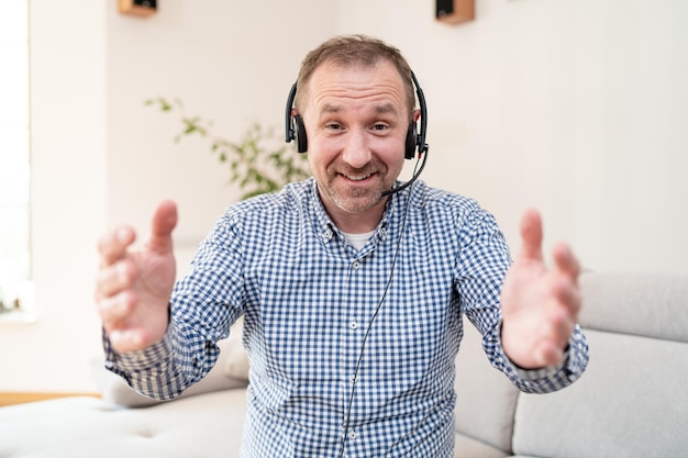 Rappresentante del servizio clienti dell'operatore telefonico con auricolare nell'ufficio domestico del call center di casa