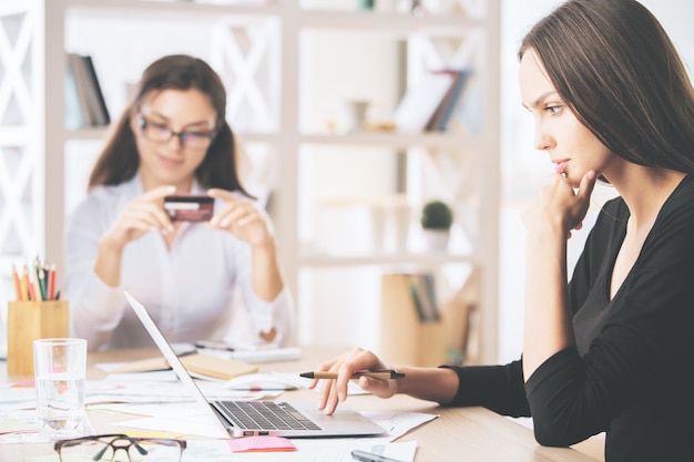 Rappresentanti bancari sul posto di lavoro