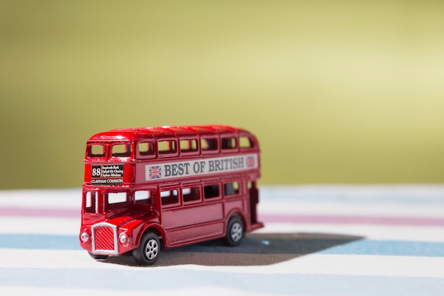 Rappresentazione in un giocattolo di metallo del classico autobus rosso che transita per le strade di Londra