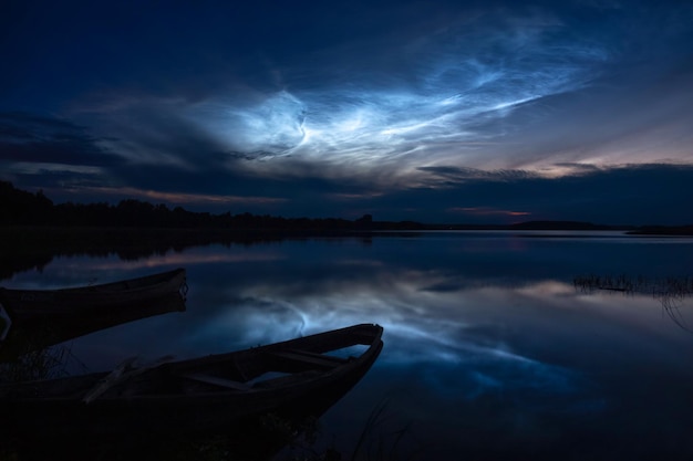 Raro fenomeno meteorologico nuvole luminose nottilucenti nuvole splendenti di notte