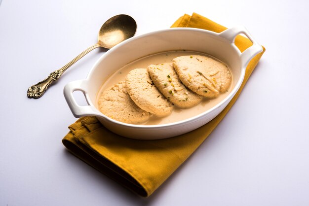 Ras malai o Rasmalai o rossomalai è cibo da dessert indiano fatto con Jaggery o gur e zucchero. È una cheesecake ricca senza crosta