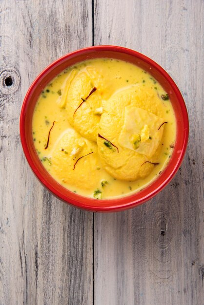 Ras malai o rossomalai è un dolce del Bengala, in India. È una cheesecake ricca senza crosta, con condimenti allo Zafferano o Kesar e Pistacchio. Servito in una ciotola su fondo in legno o colorato