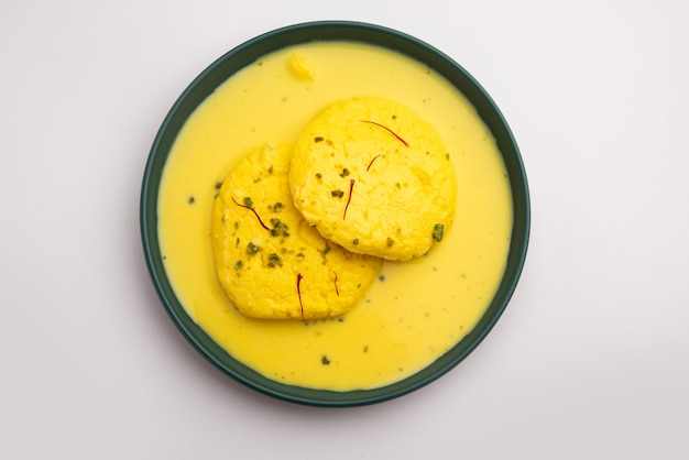 Ras malai o Royal Rossomalai è un dolce del Bengala, in India. È una cheesecake ricca senza crosta, con topping allo Zafferano o Kesar e Pistacchio