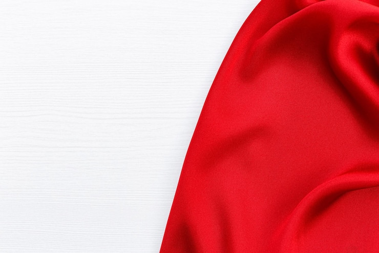 Foto raso rosso o tessuto di seta su fondo di legno