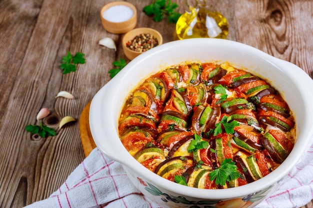 Ratatouille di verdure colorate al forno con mozzarella in teglia da forno bianca