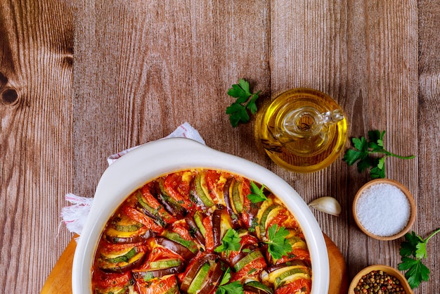 Ratatouille di verdure cotte con mozzarella in teglia bianca