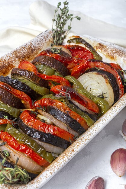 Ratatouille fatta in casa. Stufato francese tradizionale di verdure estive