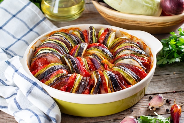 Ratatouille in teglia su un tavolo di legno. Piatto di verdure tradizionale provenzale francese. Dieta, cibo vegano. Casseruola di ratatouille. Per menu o banner.