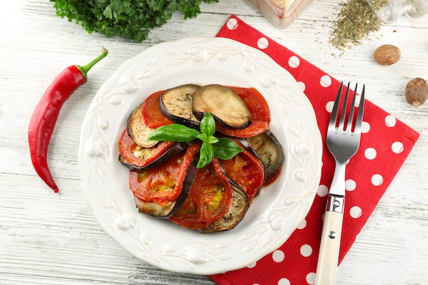 Ratatouille sul piatto sul fondo della tavola