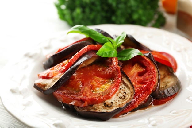 Ratatouille sul piatto sul fondo della tavola