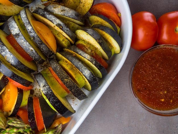 Ratatouille vegetariana zucchine melanzane peperoni cipolle aglio e pomodori con aggiunta di erbe aromatiche salsa con olio e pomodori