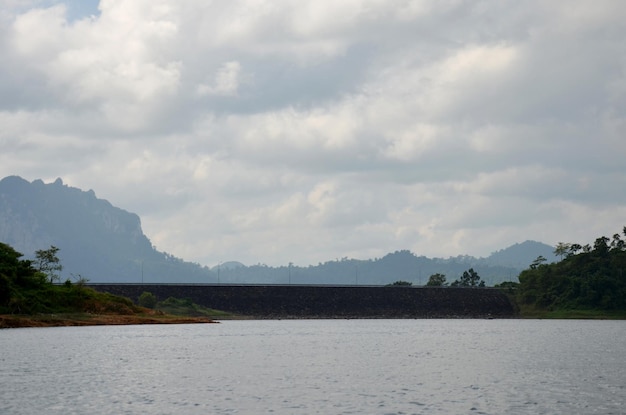 Ratchaprapa o Rajjaprabha Dam serbatoio nel lago Cheow Lan a Khao Sok National Park nella provincia di Surat Thani Thailandia