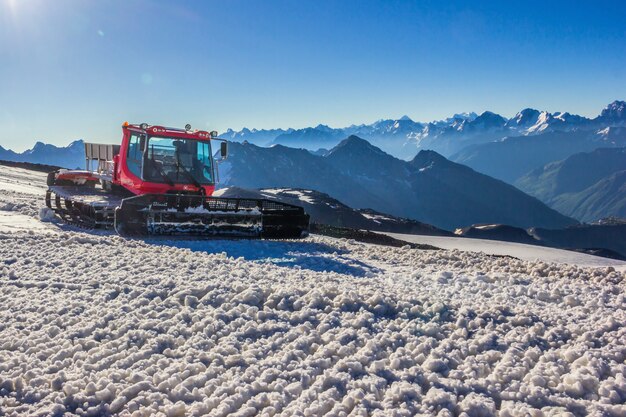 Ratrak rosso sul pendio innevato di Elbrus