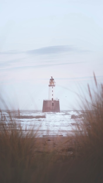 Rattray Head lighthouse sulla costa dell'Aberdeenshire, Scozia