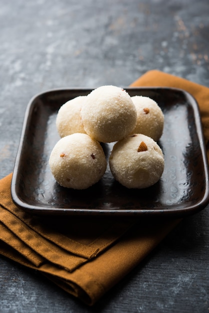 Rava Laddu o Semolina Laddoo o Rawa Ladu, un popolare piatto dolce del Maharashtra, India