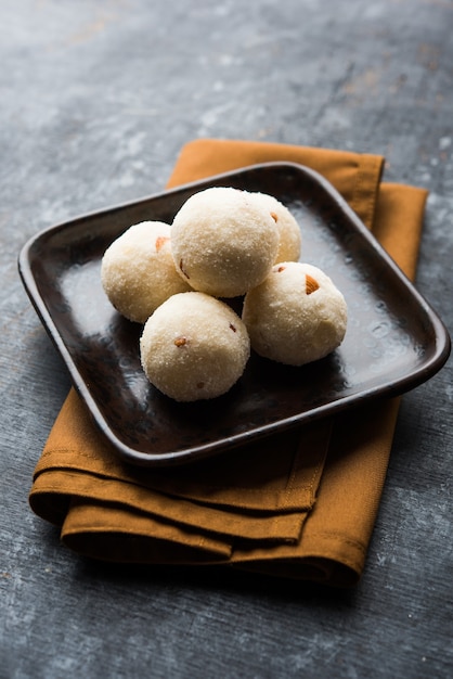 Rava Laddu o Semolina Laddoo o Rawa Ladu, un popolare piatto dolce del Maharashtra, India