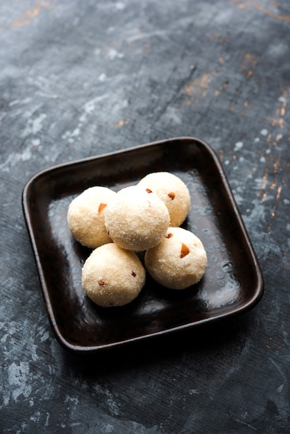 Rava Laddu o Semolina Laddoo o Rawa Ladu, un popolare piatto dolce del Maharashtra, India