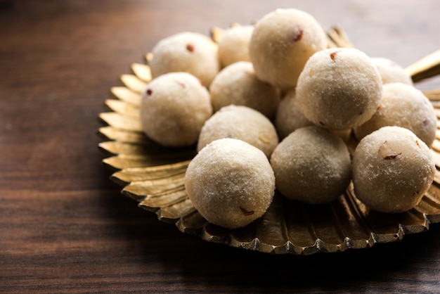 Rava Laddu o Semolina Laddoo o Rawa Ladu, un popolare piatto dolce del Maharashtra, India