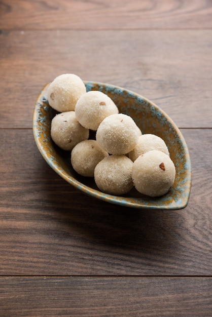 Rava Laddu o Semolina Laddoo o Rawa Ladu, un popolare piatto dolce del Maharashtra, India