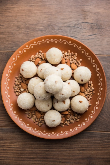 Rava Laddu o Semolina Laddoo o Rawa Ladu, un popolare piatto dolce del Maharashtra, India