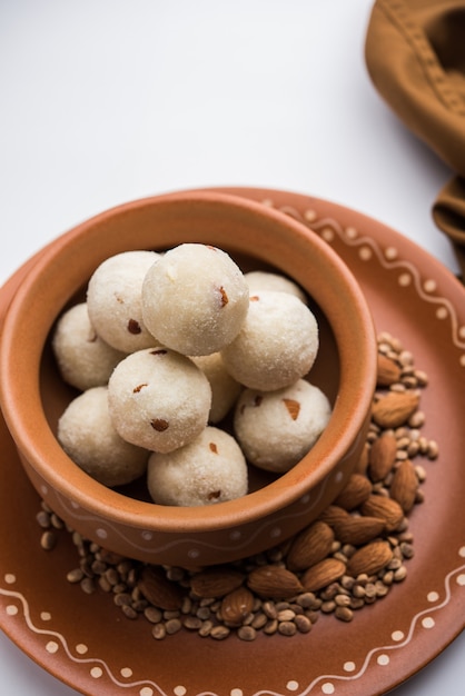 Rava Laddu o Semolina Laddoo o Rawa Ladu, un popolare piatto dolce del Maharashtra, India