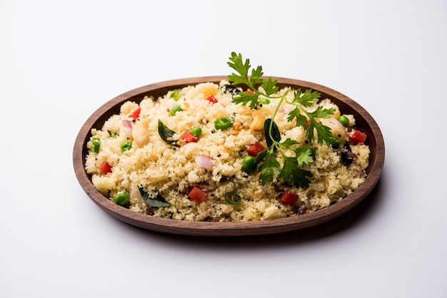 Rava Upma o Uppuma - colazione indiana del sud servita in una ciotola. messa a fuoco selettiva