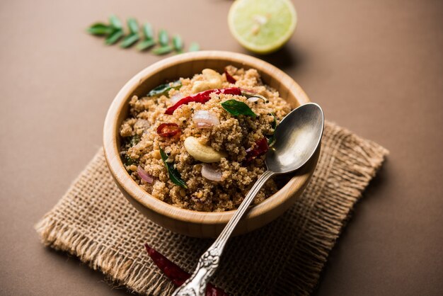 Rava Upma o Uppuma - colazione indiana del sud servita in una ciotola. messa a fuoco selettiva