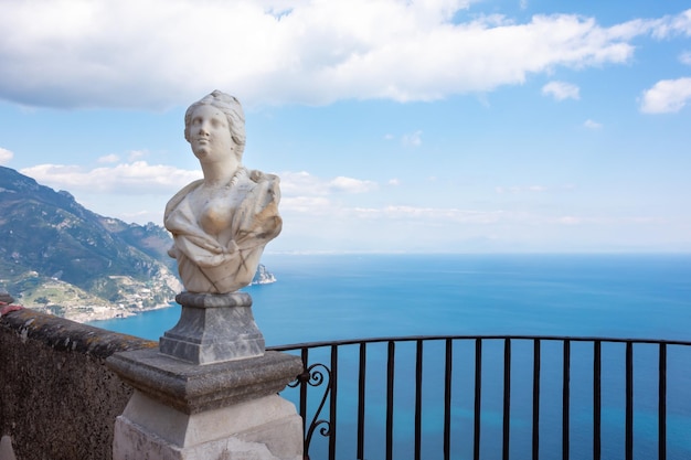 Ravello Italia Terrazza di villa Cimbrone con statue di marmo sul mare che si affaccia sulla Costiera Amalfitana