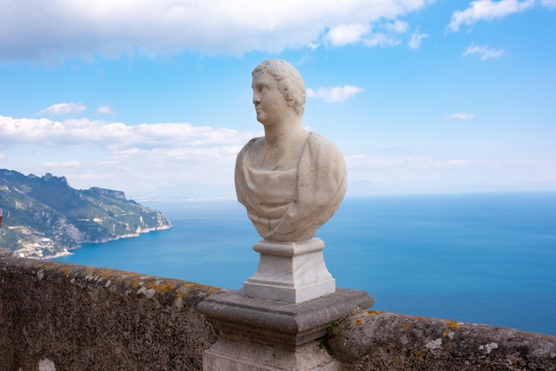 Ravello Italia Terrazza di villa Cimbrone con statue di marmo sul mare che si affaccia sulla Costiera Amalfitana