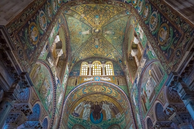 RAVENNA ITALIA CIRCA AGOSTO 2020 storico mosaico bizantino nella Basilica di San Vitale