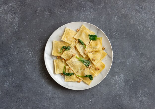 Ravioli con ricotta, spinaci e noci