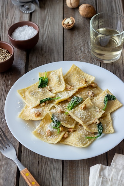 Ravioli con ricotta, spinaci e noci