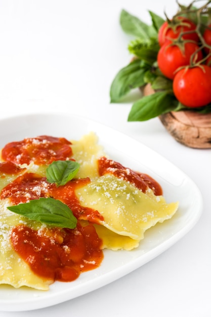 Ravioli con salsa al pomodoro e basilico su bianco