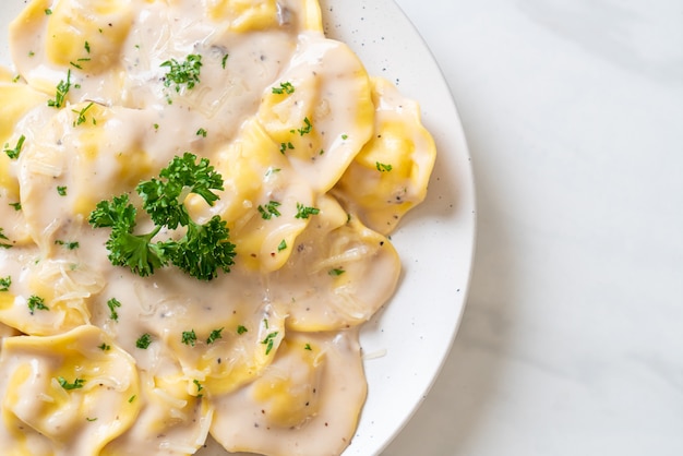 ravioli con salsa di crema di funghi e formaggio