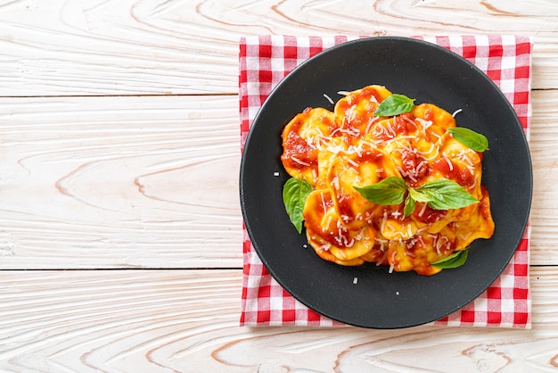 Ravioli con salsa di pomodoro e basilico - stile alimentare italiano