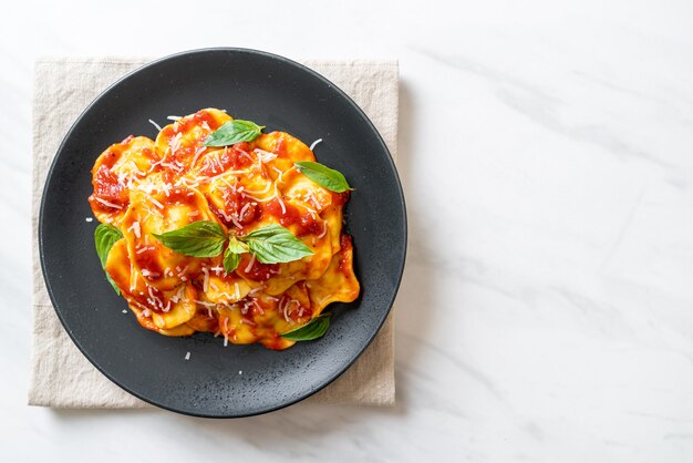 Ravioli con salsa di pomodoro e basilico