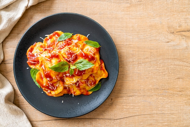 Ravioli con salsa di pomodoro e basilico