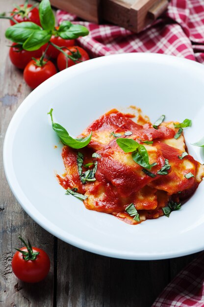 Ravioli cotti con pomodoro e basilico