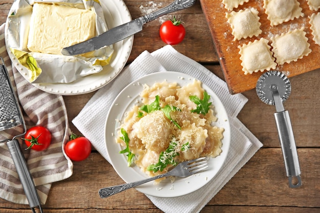 Ravioli cotti e pomodori sulla piastra