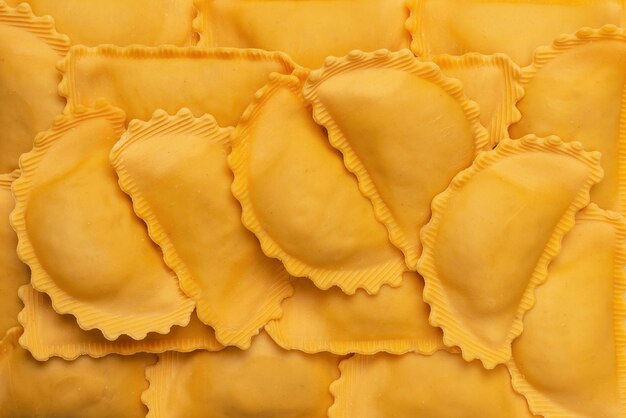 Ravioli crudi come sfondo Cibo italiano sano