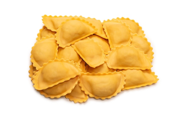 Ravioli crudi come sfondo Cibo italiano sano