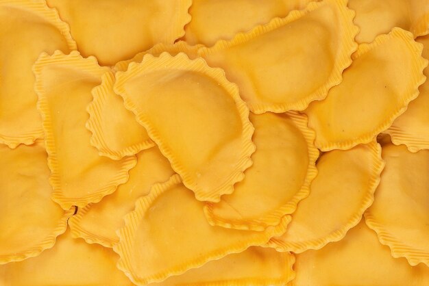 Ravioli crudi come sfondo Cibo italiano sano